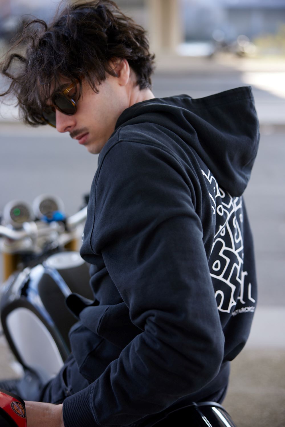 Sweat capuche REGULAR motif HANDSCRAFT NOIR VINTAGE
